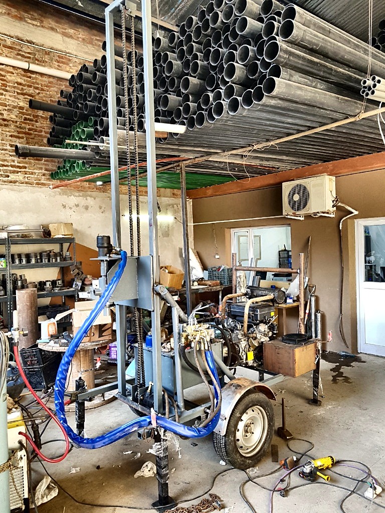 Equipo de perforación vertical para micropilotes montado sobre tráiler